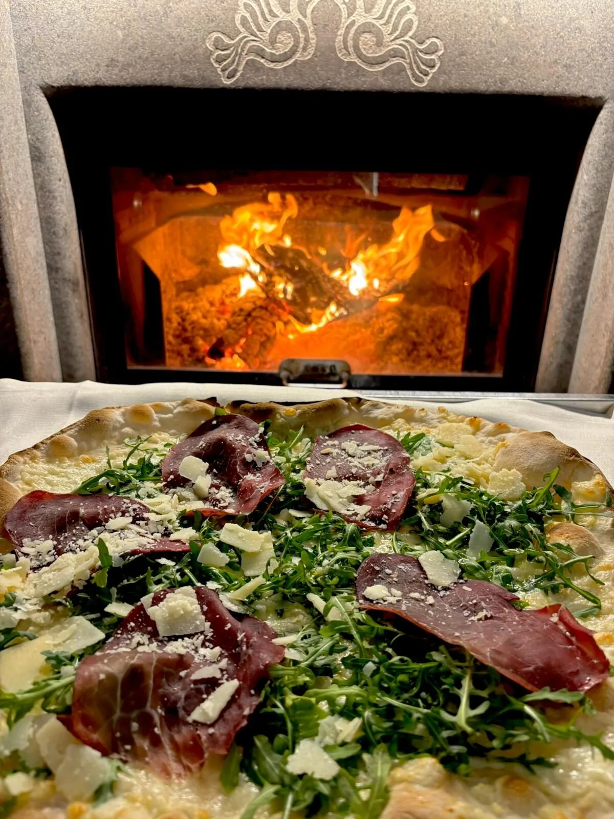 Pizza bresaola, rucola e grana al forno a legna — Le Colombe Da Tiziano
