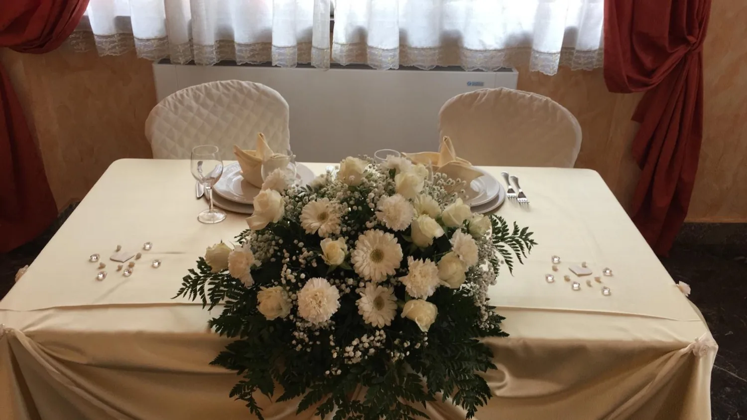 Tavolo allestito con composizione di fiori bianchi — Le Colombe Da Tiziano