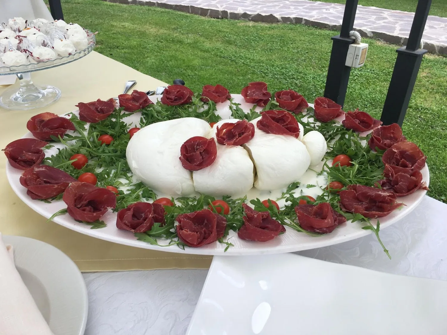 Mozzarella con rose di bresaola e rucola — Le Colombe Da Tiziano