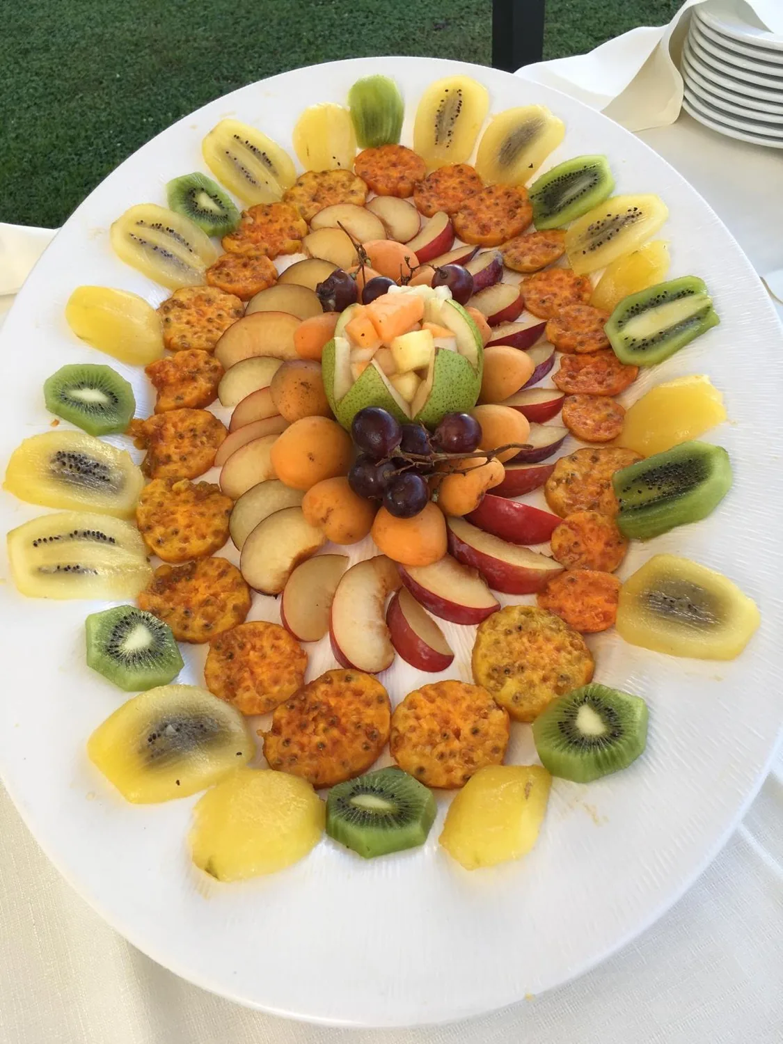 Piatto di frutta fresca intagliata — Le Colombe Da Tiziano