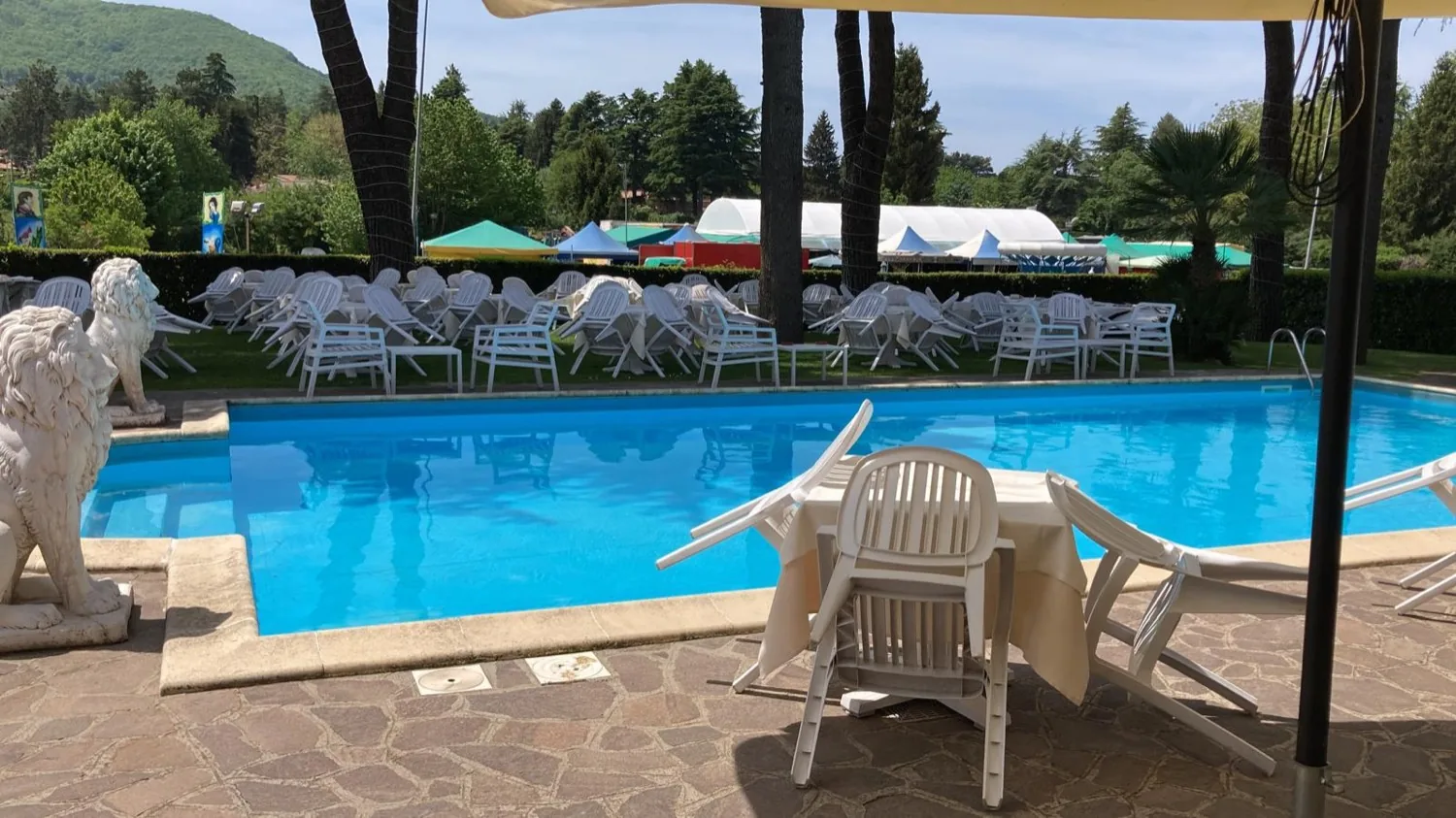 La piscina e il giardino per gli eventi all'aperto — Le Colombe Da Tiziano