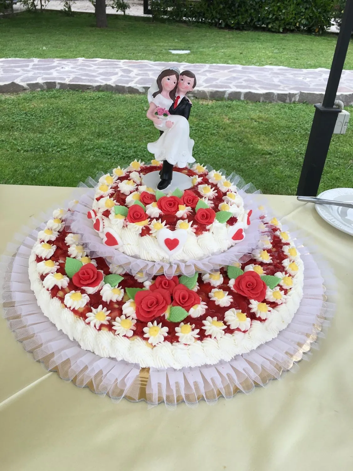 Torta a due piani per cerimonia — Le Colombe Da Tiziano