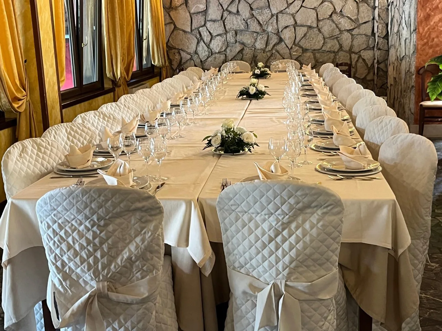 Sala Roccia con parete in pietra e tavolo imperiale — Le Colombe Da Tiziano